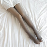 collant polaire gris porté par une femme assise sur un lit blanc