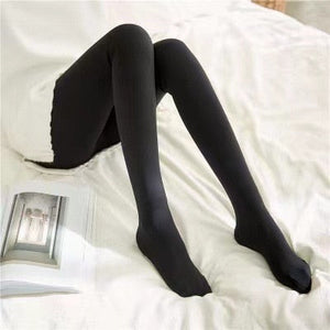 collant polaire noir double épaisseur avec bout ouvert, femme assise sur un lit