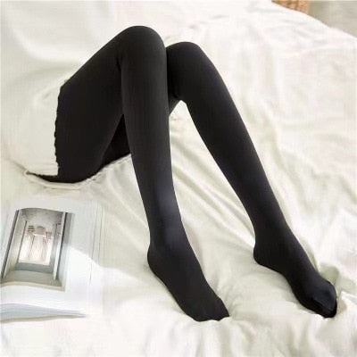 collant polaire noir double épaisseur avec bout ouvert, femme assise sur un lit