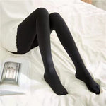 collant polaire noir double épaisseur avec bout ouvert, femme assise sur un lit