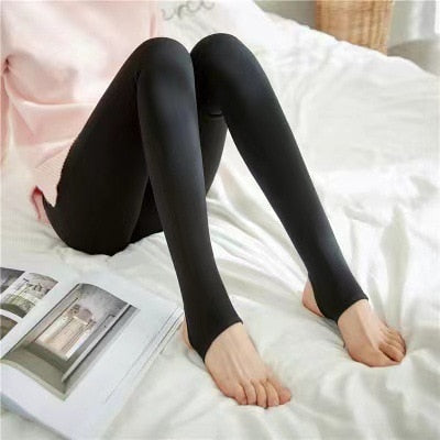 collant polaire noir à orteils ouverts porté par une femme assise sur un lit