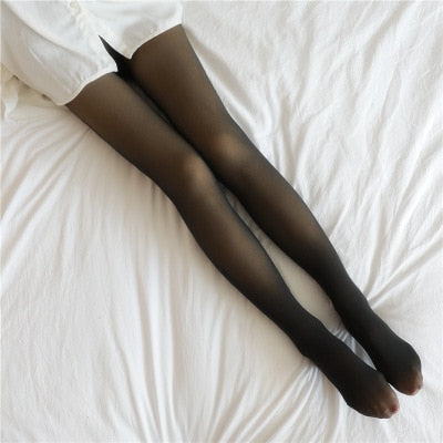 collant polaire noir avec orteils couverts présenté allongé sur un lit