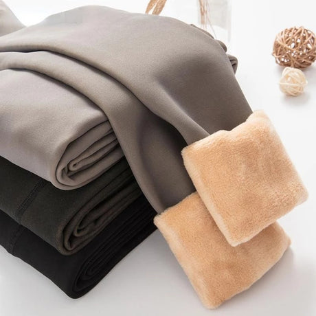 collants polaires pliés présentés en plusieurs coloris sur une surface blanche
