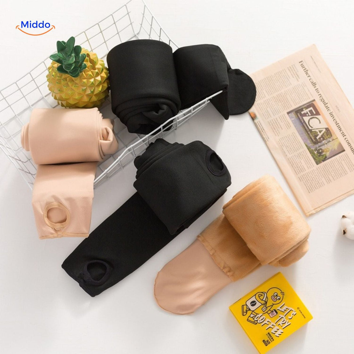 collants thermiques beige étirés pour démontrer l'élasticité du tissu polaire