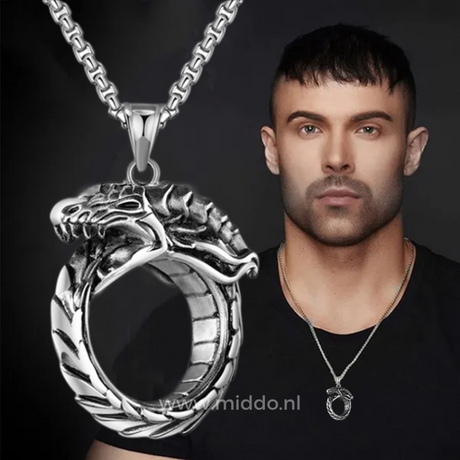 homme portant un collier viking avec pendentif dragon argent, gros plan sur le motif