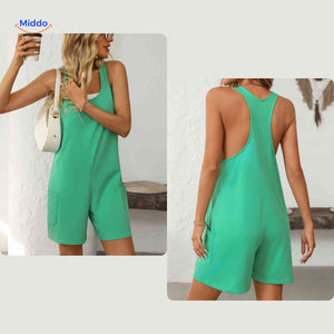 combinaison verte portée avec un top blanc, look estival décontracté et enjoué