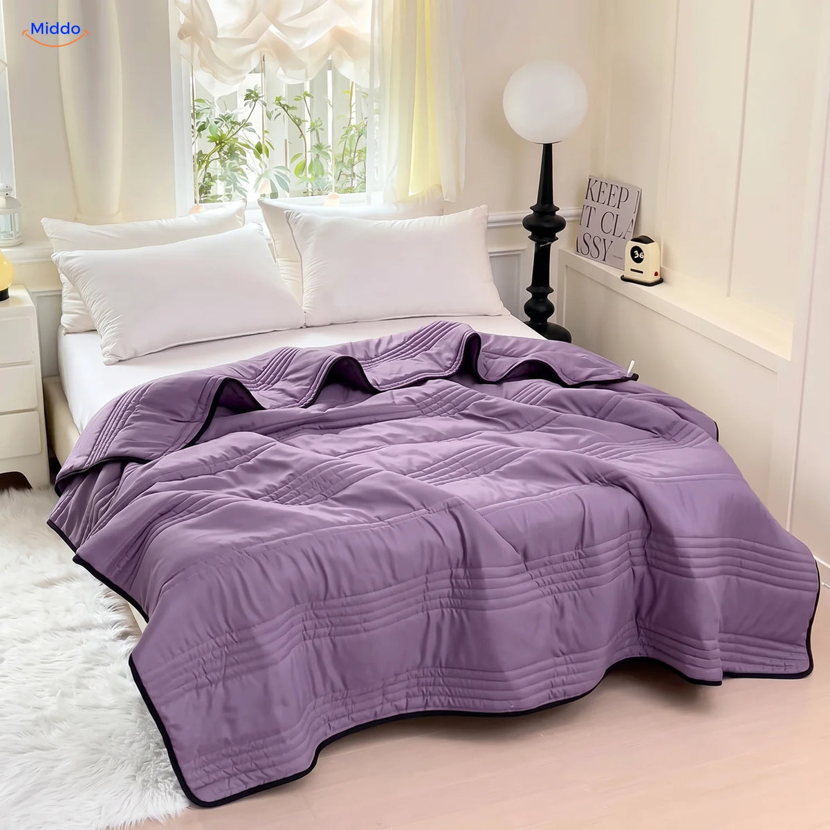 Couverture rafraîchissante Coolwave coloris violet sur un lit fait