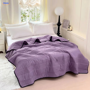 Couverture rafraîchissante Coolwave coloris violet sur un lit fait