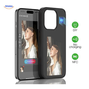coque iphone e-ink nfc noire : une femme change le design via l'application smartphone