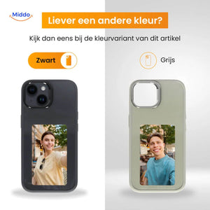 coque iphone e-ink nfc noire en situation avec une femme et son chien, design personnalisé