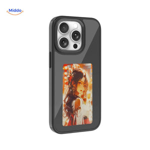 coque iphone e-ink nfc noire avec photo d'une femme en pose affichée sur l'écran e-ink