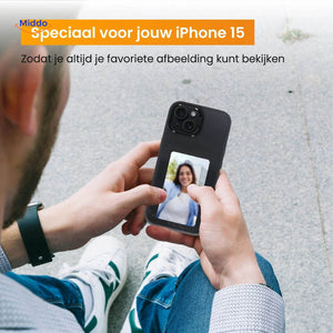 coque iphone e-ink nfc noire en situation lifestyle avec photo de femme personnalisée
