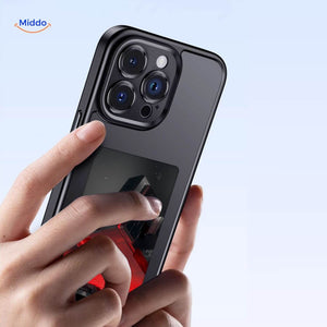 coque iphone e-ink nfc noire avec portrait d'une personne portant des lunettes à verres rouges