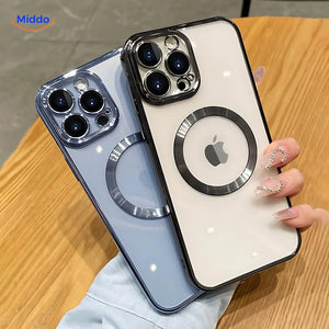 femme tenant deux coques iphone noir et blanc avec anneau magnétique