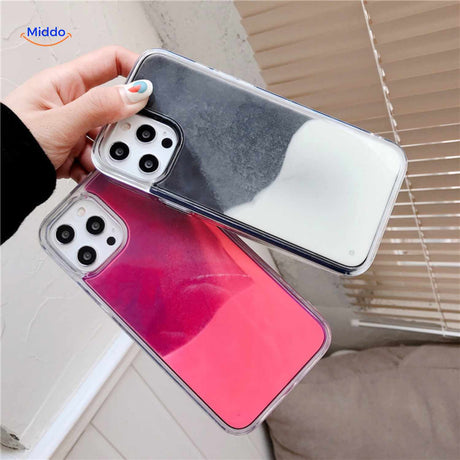 coque téléphone sable liquide tenue en main, look fluide noir, blanc et rose