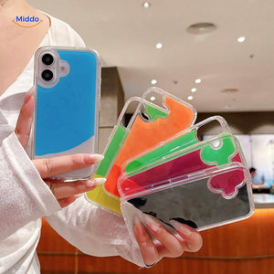 coque téléphone sable liquide tenue en main avec mix de couleurs vives et fluides