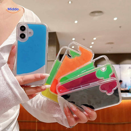 coque téléphone sable liquide tenue en main avec mix de couleurs vives et fluides