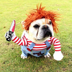 bulldog déguisé en poupée chucky avec perruque rouge et couteau, look effrayant pour halloween