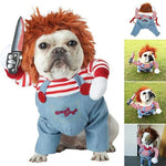 bulldog en costume de poupée effrayante avec cheveux rouges et couteau, plusieurs poses