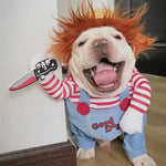 bulldog souriant déguisé en poupée chucky avec perruque rouge et couteau pour halloween