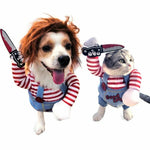 chien et chat en costumes de poupée effrayante tenant chacun un couteau dans la patte