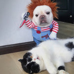 chien déguisé en poupée horrifiante avec un chat allongé à ses côtés pour halloween