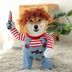 shiba inu en costume de poupée horrifiante avec cheveux rouges et couteau pour halloween