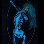 femme aux longs cheveux blonds présentant le costume squelette 3d halloween