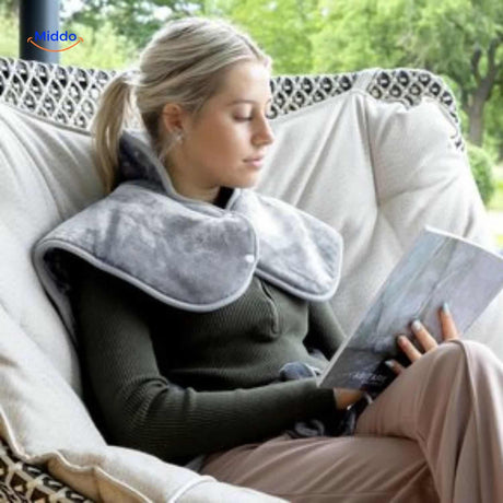 coussin chauffant utilisé en extérieur pour lire et se détendre confortablement