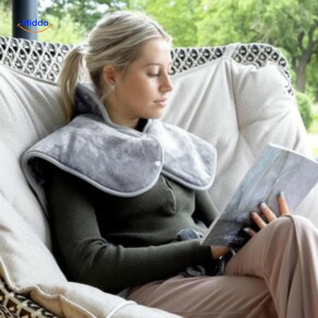 coussin chauffant utilisé en extérieur pour lire et se détendre confortablement