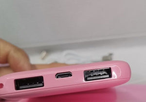 gros plan sur les connexions du coussin huggy rose, port usb pour powerbank ou adaptateur secteur