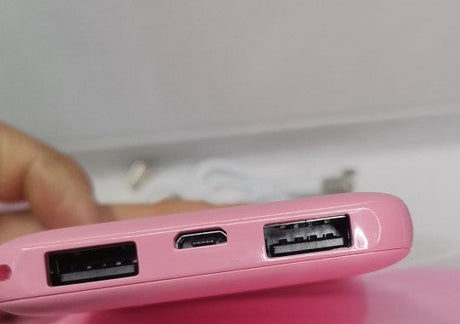 gros plan sur les connexions du coussin huggy rose, port usb pour powerbank ou adaptateur secteur