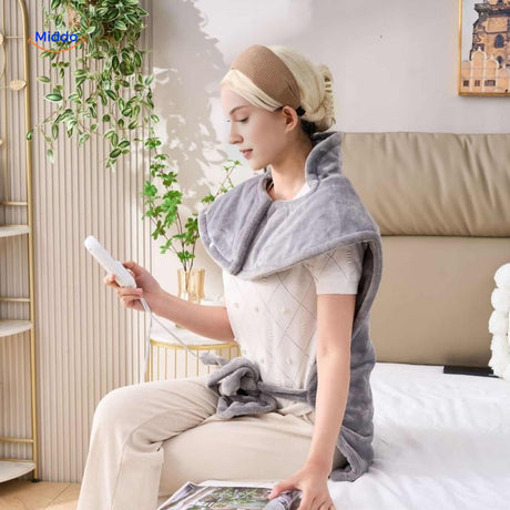 coussin chauffant électrique posé sur le cou et les épaules pour soulager les tensions