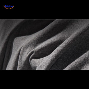 gros plan du tissu noir à tressage serré du coussin pour durabilité et douceur