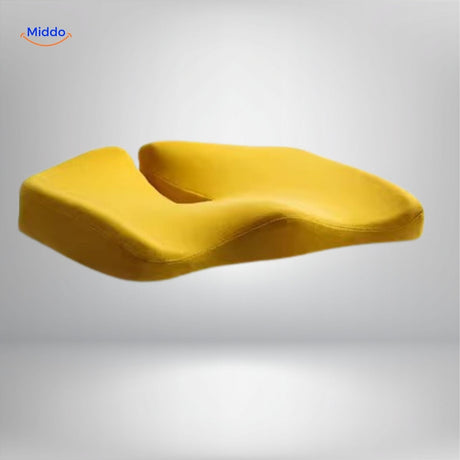 coussin de siège ergonomique testé sur chaise extérieure pour démontrer sa polyvalence