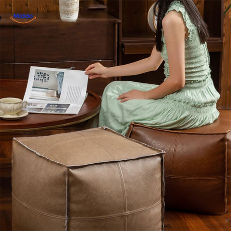 coussin tatami en cuir dans un intérieur moderne, touche décorative raffinée et contemporaine