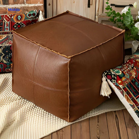 coussin tatami en cuir dans un intérieur rustique, texture naturelle et design authentique