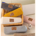 coussins rouleau effet peau de mouton en plusieurs coloris disposés sur tissu doux