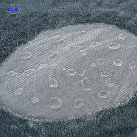 couverture imperméable placée sur le canapé pour protéger contre les liquides et les poils d'animaux