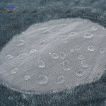 couverture imperméable placée sur le canapé pour protéger contre les liquides et les poils d'animaux