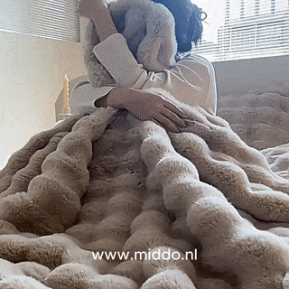 femme lovée dans une couverture toscane fluffy, atmosphère chaleureuse et cocooning