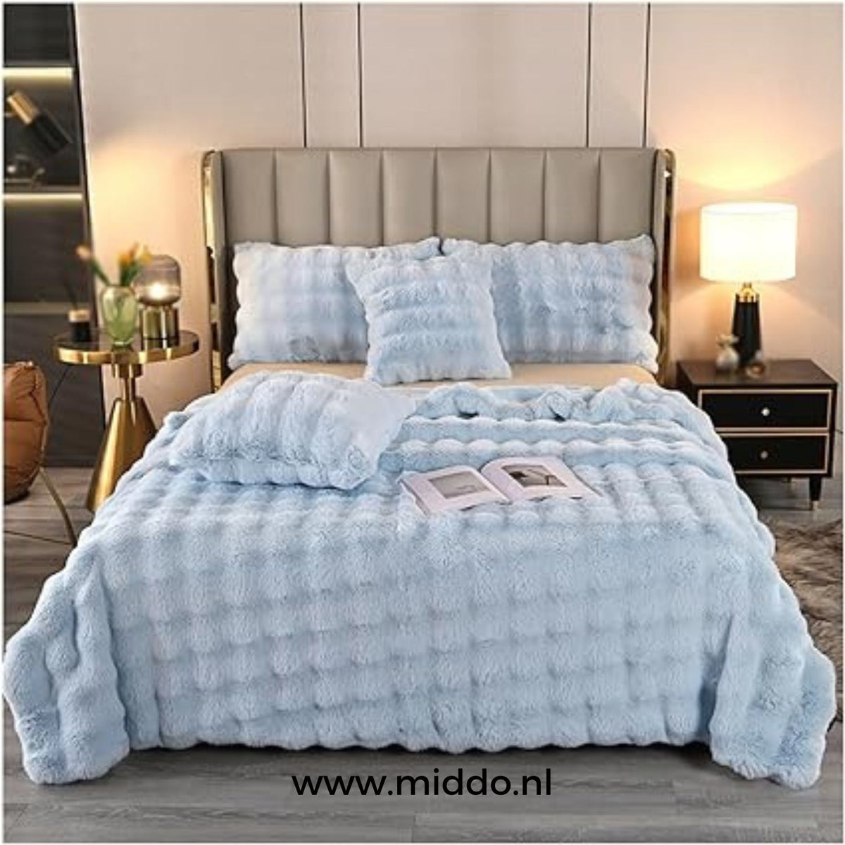 couverture d'hiver toison toscane bleu clair drapée sur un lit avec coussins décoratifs