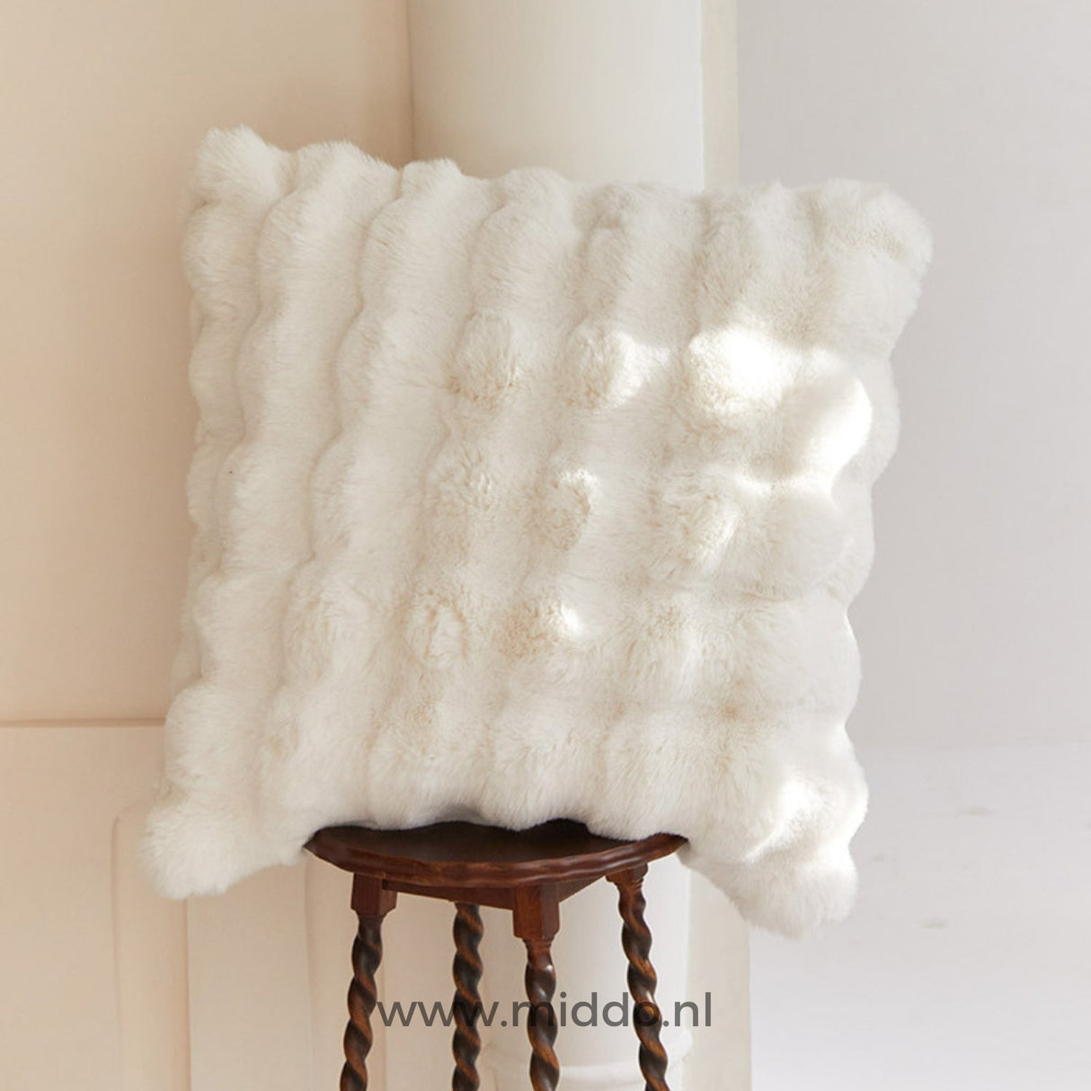 coussin moelleux à texture toison toscane posé sur un tabouret, décoration intérieure