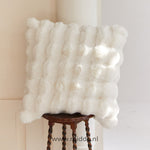 coussin moelleux à texture toison toscane posé sur un tabouret, décoration intérieure