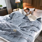 couverture en laine peluche bleu clair sur un lit, confort et douceur pour l'hiver
