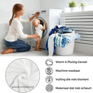 femme endormie confortablement sous une couverture peluche douce et chaude
