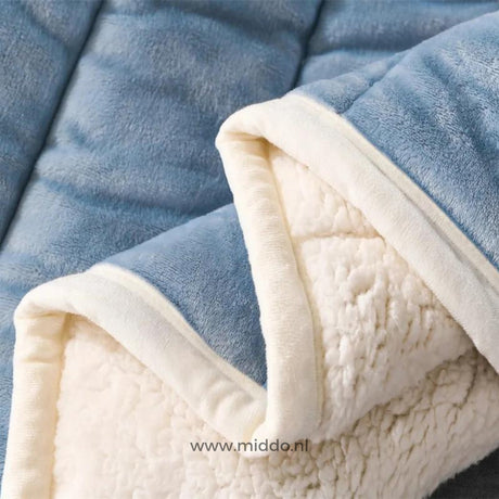 gros plan sur la texture douce et épaisse de la couverture peluche bleue