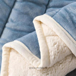 gros plan sur la texture douce et épaisse de la couverture peluche bleue