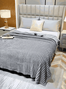 couverture en peluche douce sur lit, texture moelleuse et look cosy pour la chambre