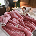 couverture en laine peluche rose douce et douillette sur un lit avec personne endormie